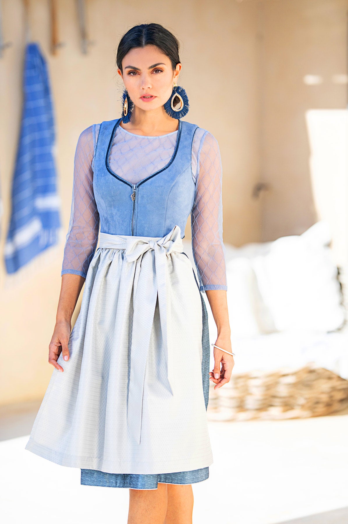 marjo-spitzen-dirndlbluse-inja-dalida-996300-3-4-arm-taubenblau image 2