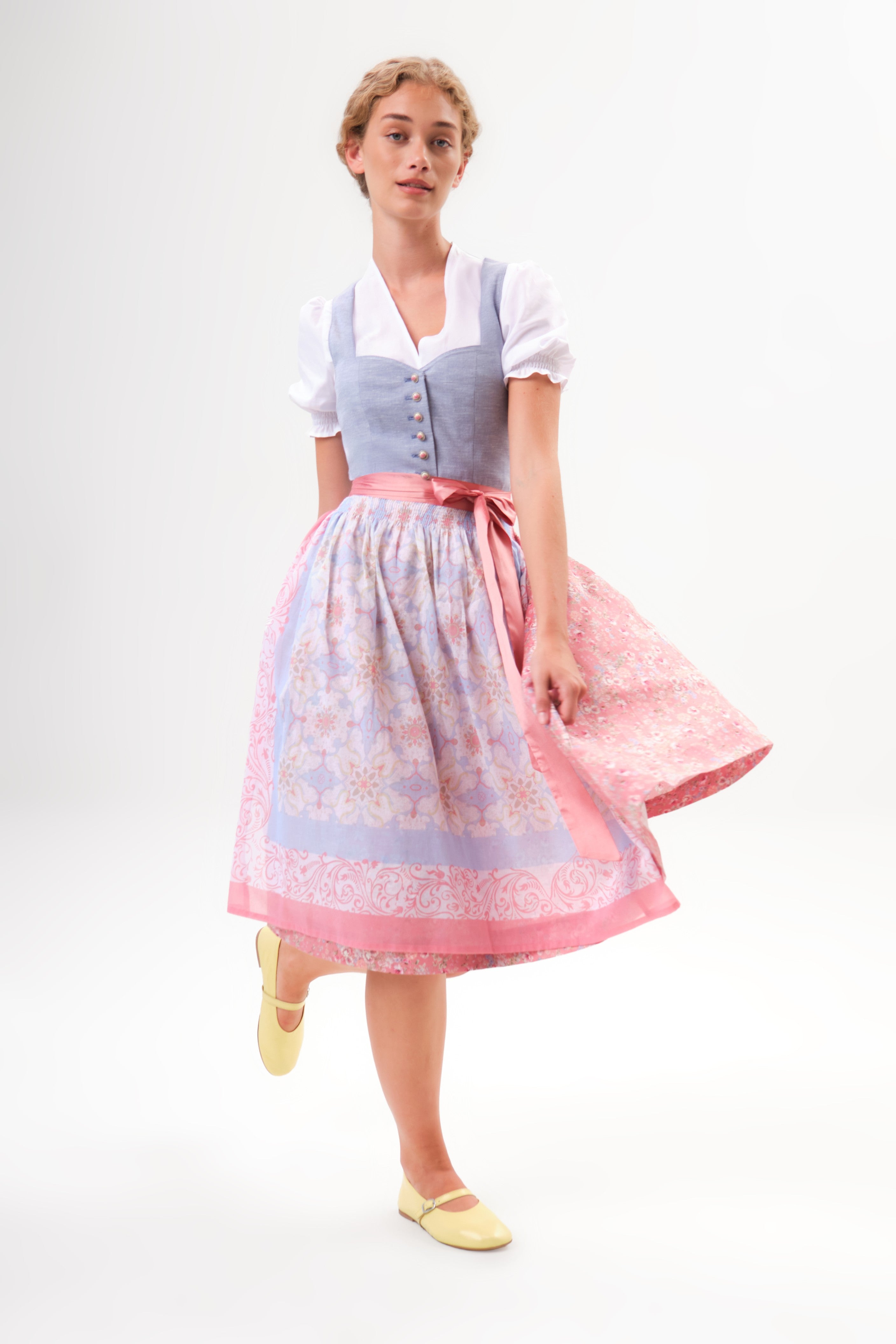 felicitas-dasha-damen-dirndl-himmelblau-rosa-mit-herzausschnitt image 1