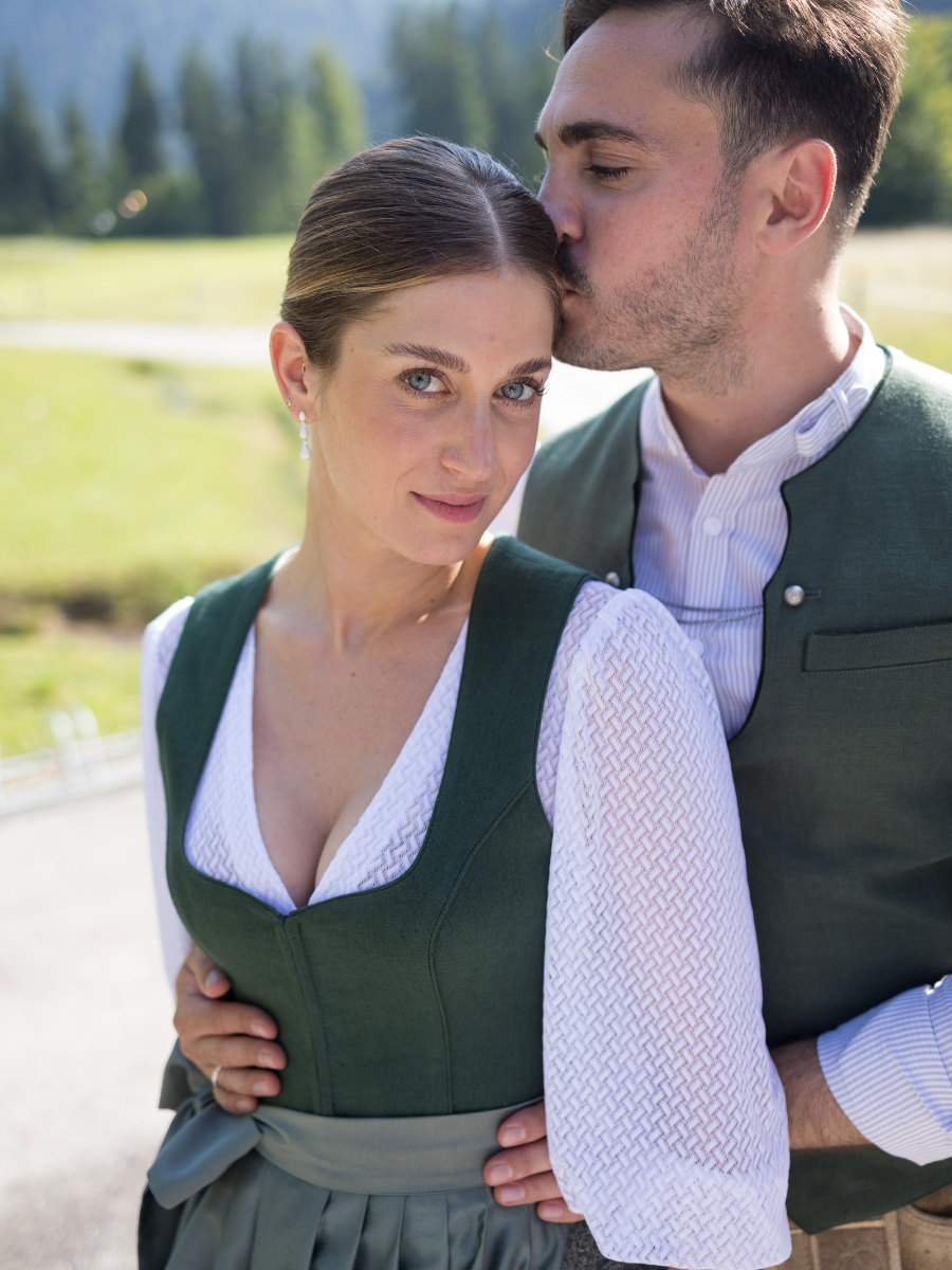 heimatgl-ck-dirndl-helena-tanne-leinendirndl-mit-herzausschnitt image 8