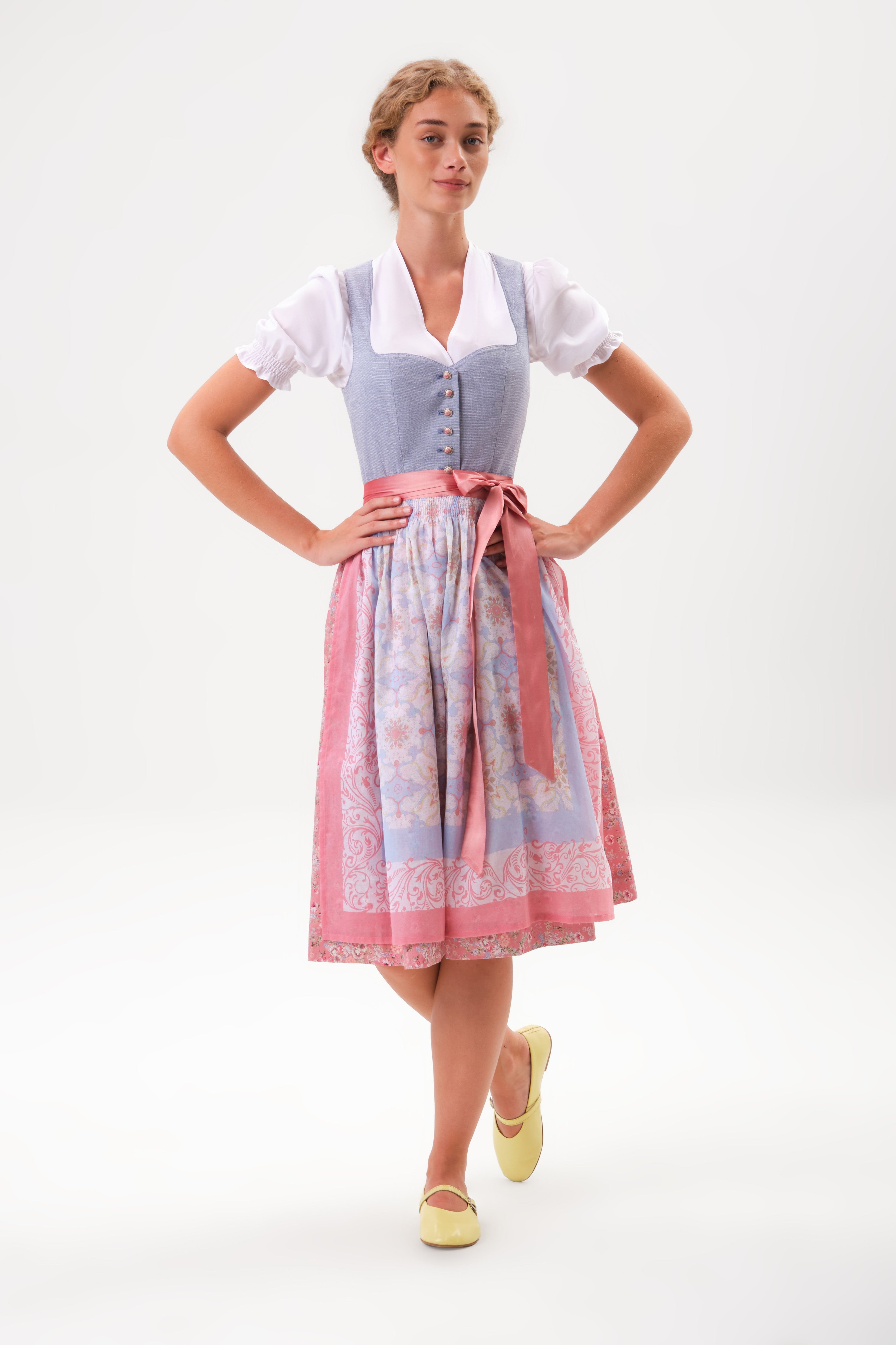felicitas-dasha-damen-dirndl-himmelblau-rosa-mit-herzausschnitt image 3