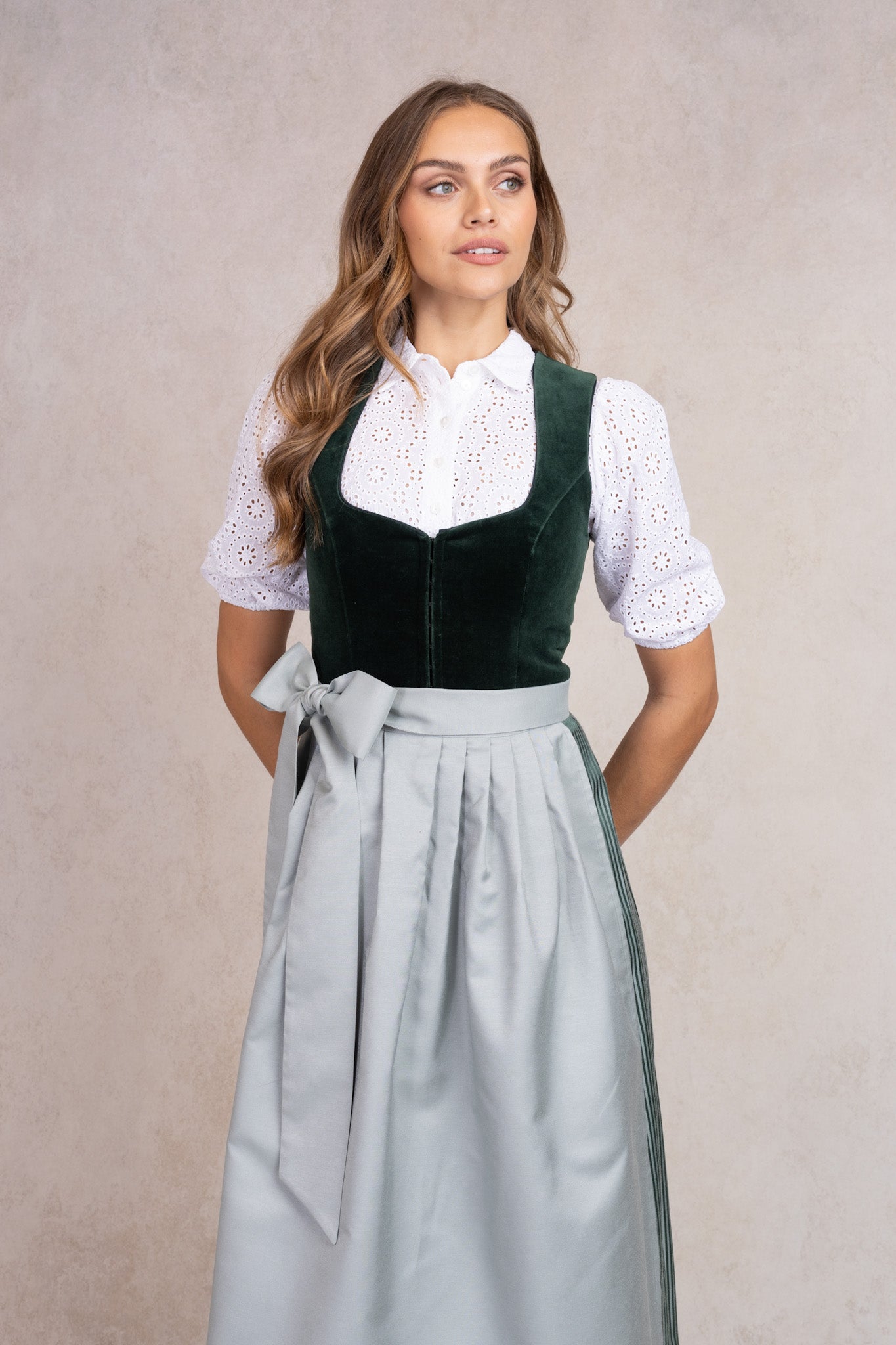 heimatgl-ck-bluse-janina-dirndlbluse-langarm-wei-mit-lochspitze image 5