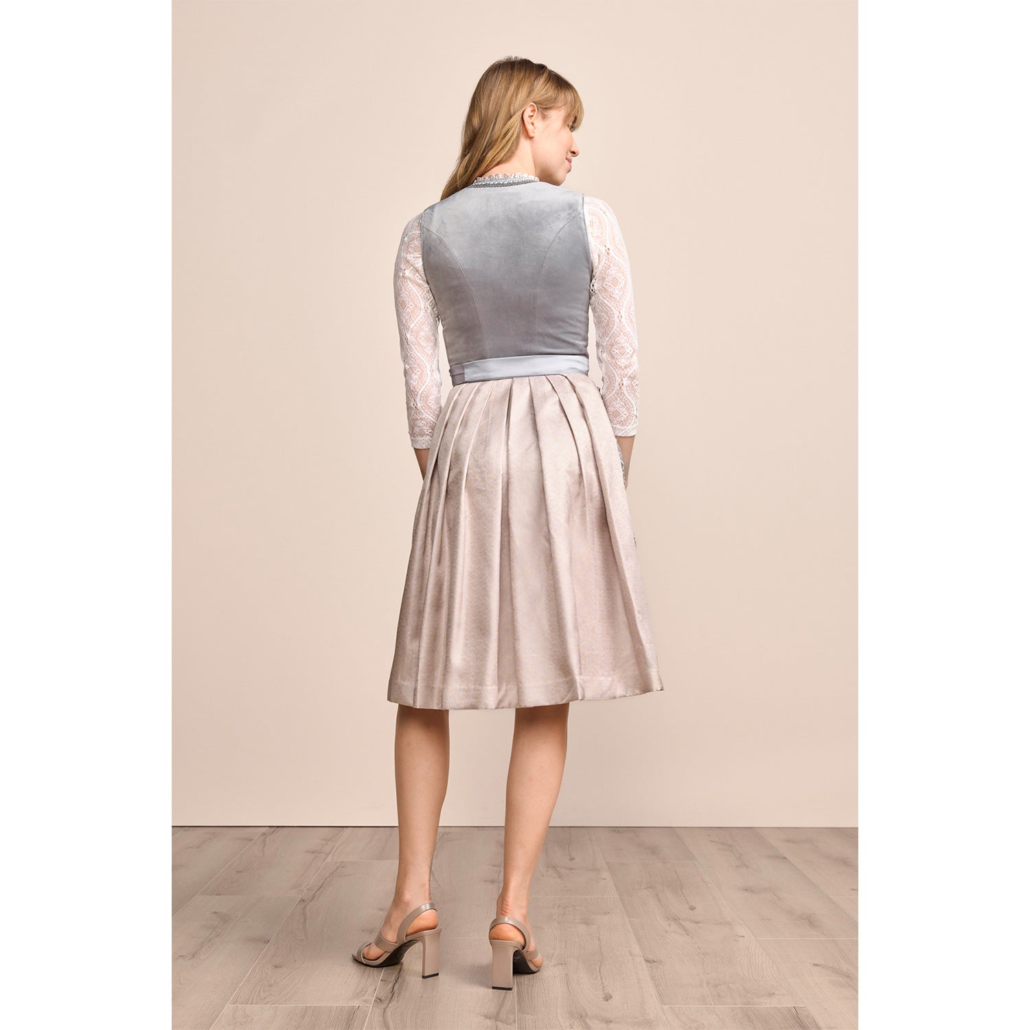 kr-ger-madl-dirndl-kyle-415569-grau-60-cm-samtdirndl image 2