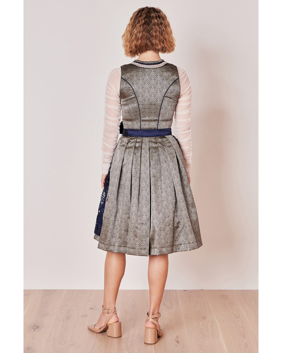 kr-ger-madl-dirndl-isi-mit-spitzensch-rze-60-cm-blau image 2