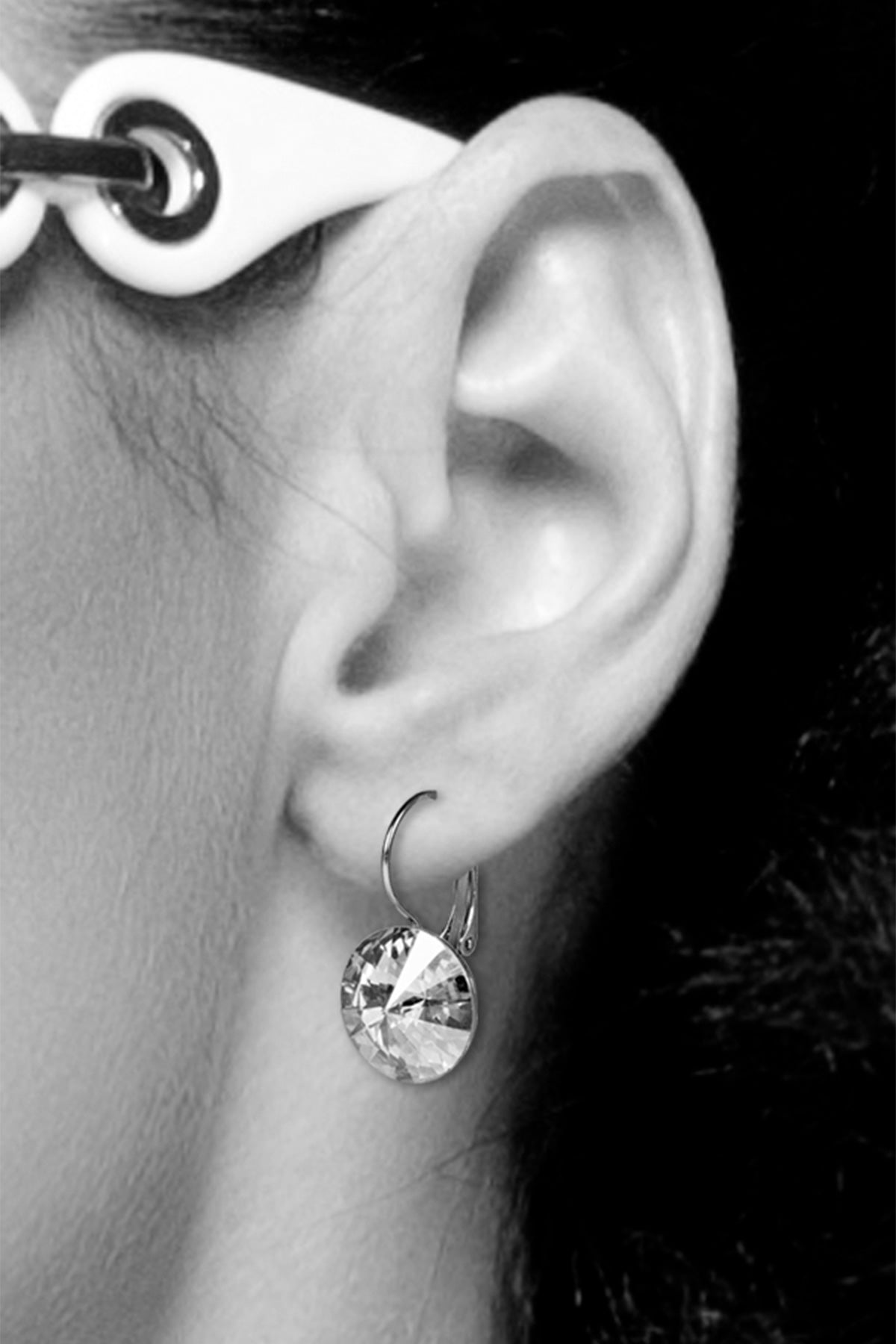 luisia-rivoli-ohrringe-mit-kristallen-von-swarovski-12-mm-denim-blue image 4