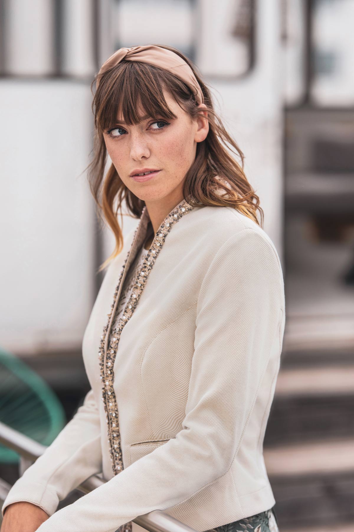 marjo-damen-trachtenjacke-sara-mit-r-schenbesatz-champagner image 3