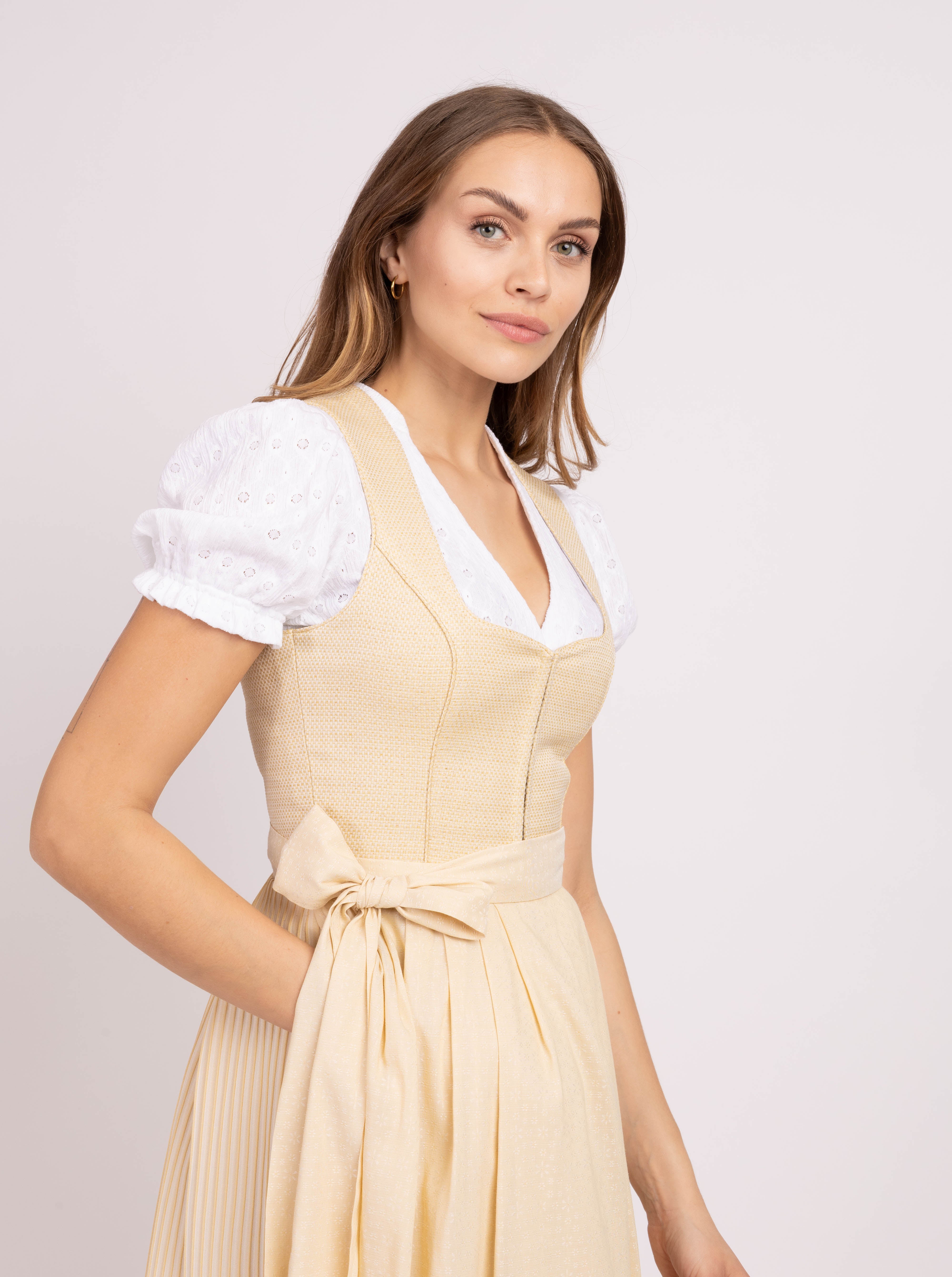 heimatgl-ck-bluse-romy-damen-kurzarmbluse-baumwolle-mit-lochmuster image 4