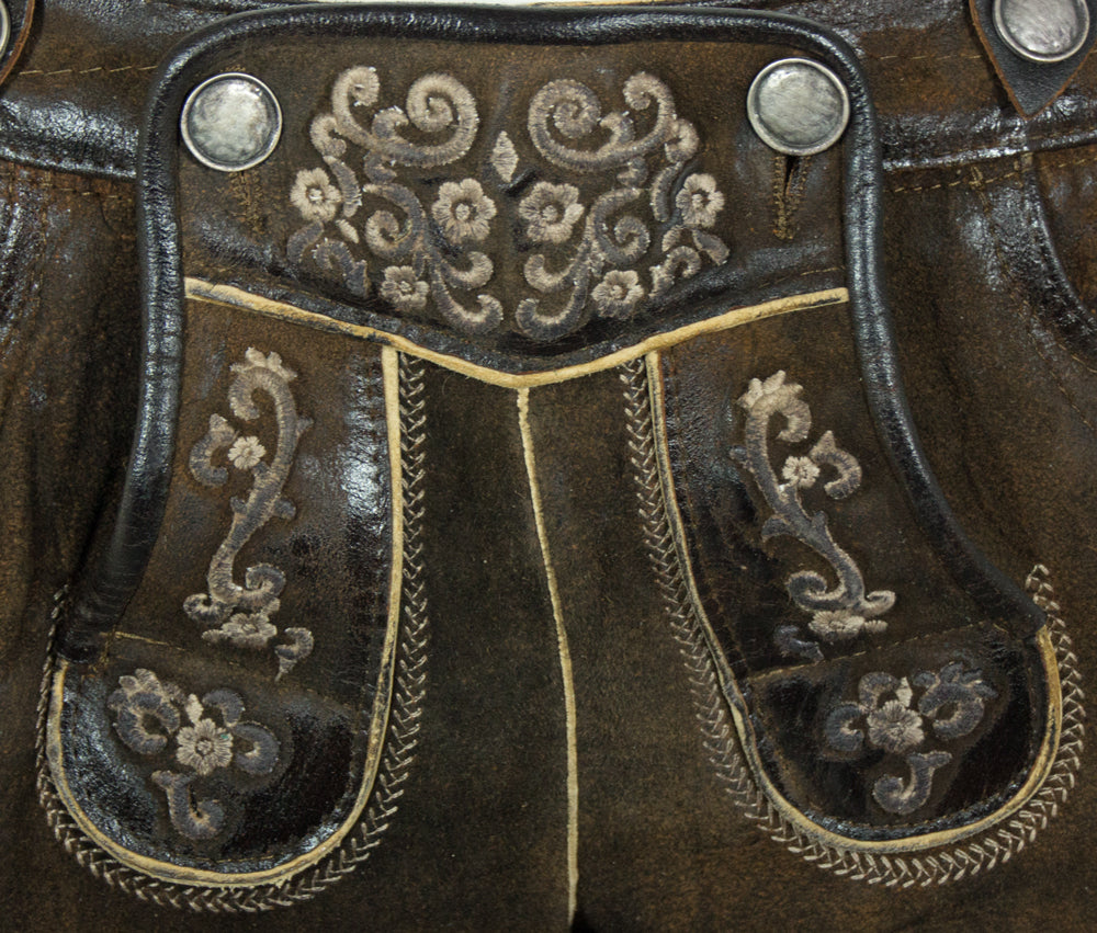 trachtenland-maddox-gretel-kurze-damen-lederhose-mit-hosentr-gern-dunkelbraun-an image 4