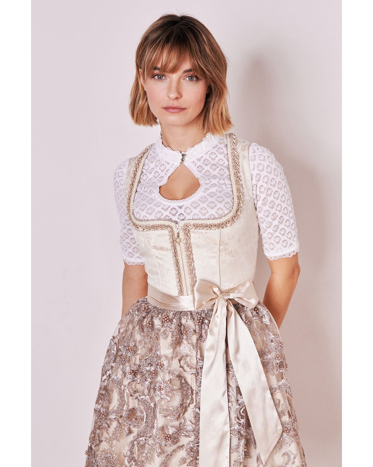 trachtenland-kr-ger-madl-dirndl-fia-416966-mit-spitzensch-rze-natur-60cm image 7