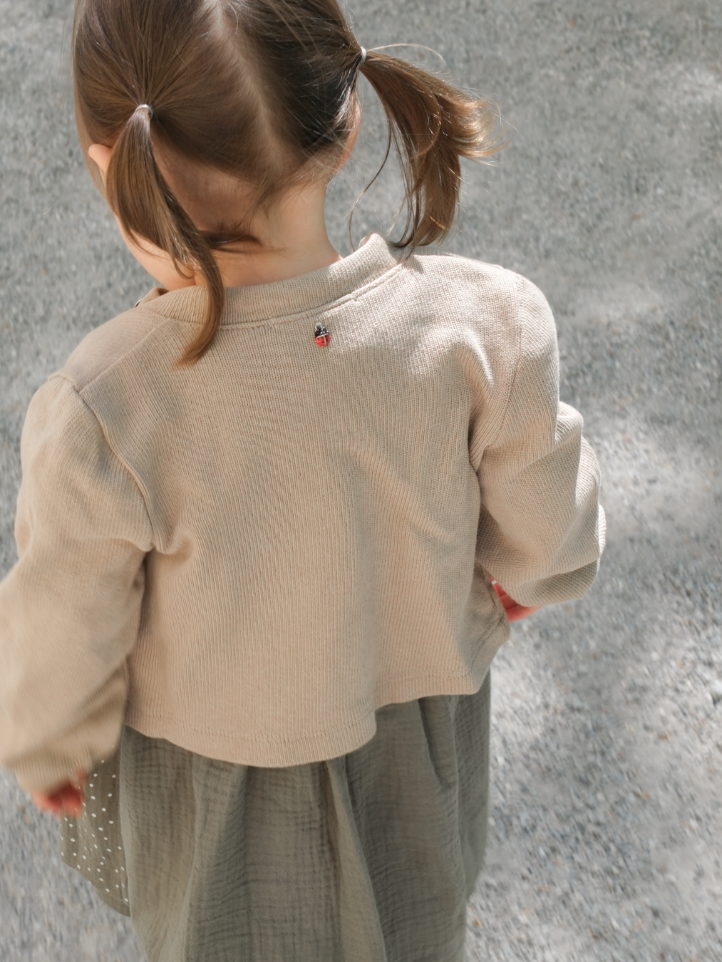 heimatgl-ck-kinderstrickjacke-susi-sand-m-dchen-jacke-aus-baumwolle image 5