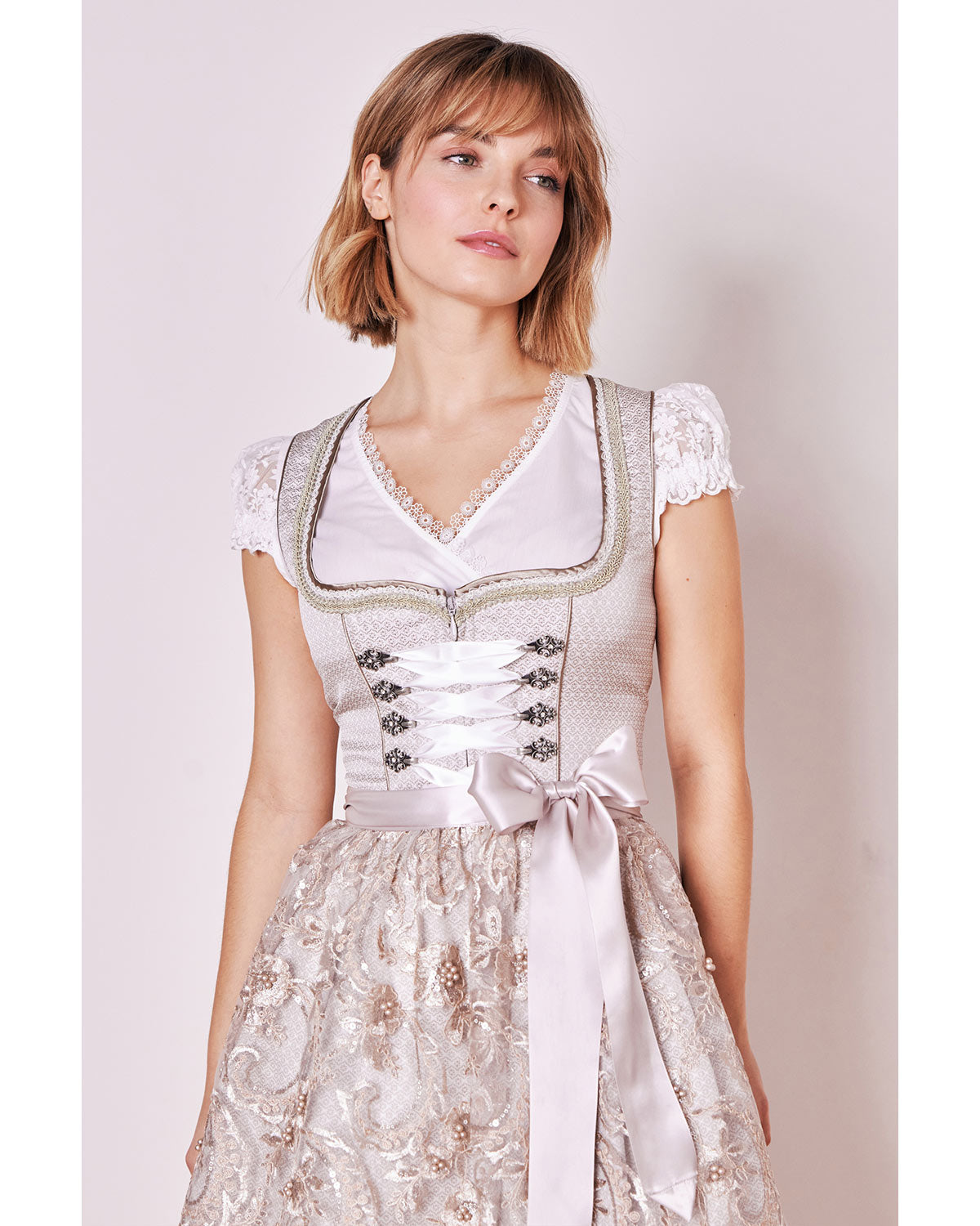 kr-ger-madl-dirndl-vivien-mit-spitzensch-rze-414867-beige-50cm image 4