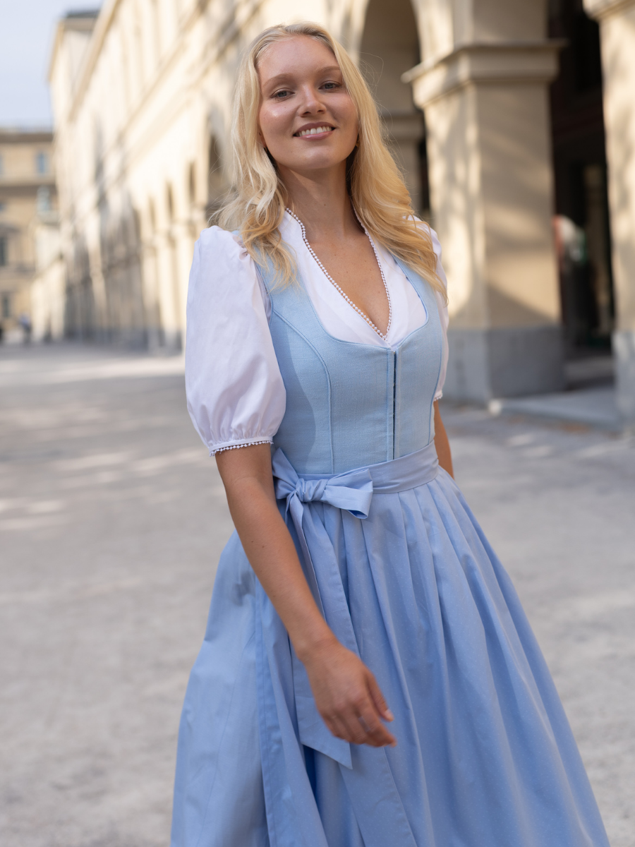 heimatgl-ck-dirndl-ella-hellblau-leinendirndl-mit-herzausschnitt image 3