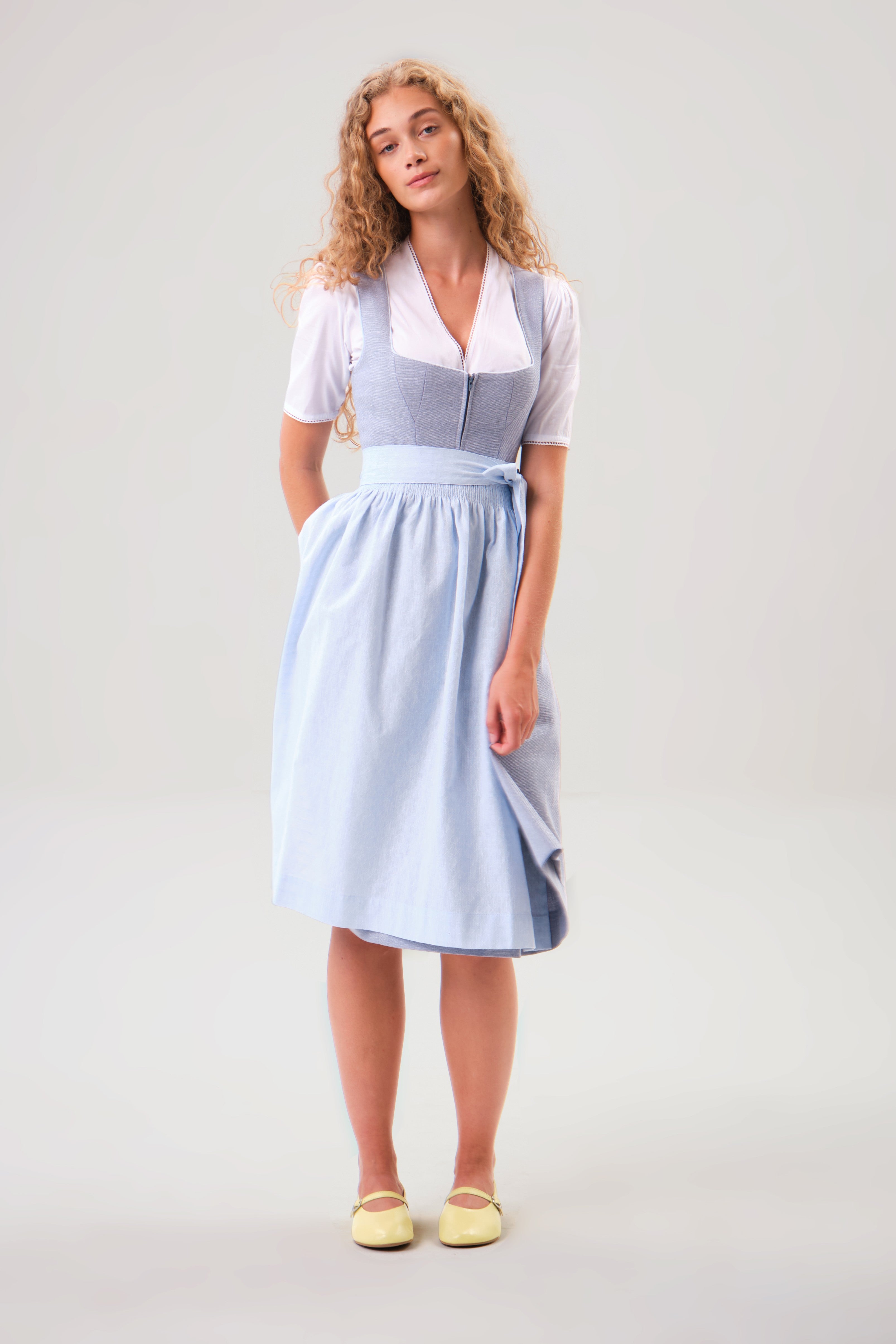 felicitas-damen-dirndl-deliah-rauchblau-leinen-midi image 1