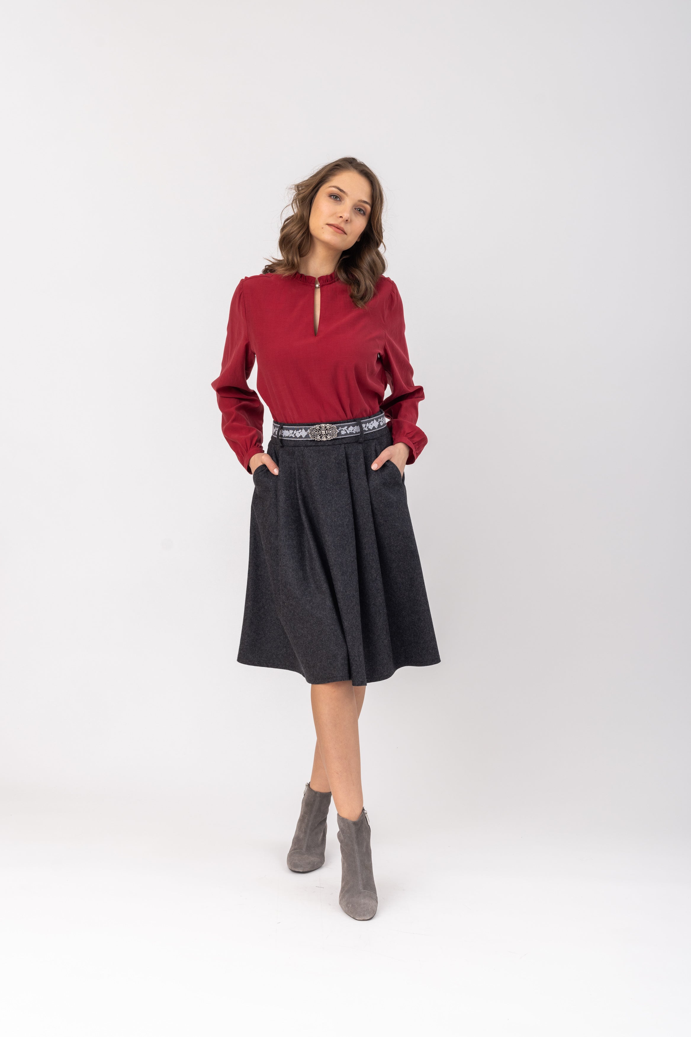 felicitas-baylee-damen-bluse-mit-r-schen-und-schmuckdetail image 1