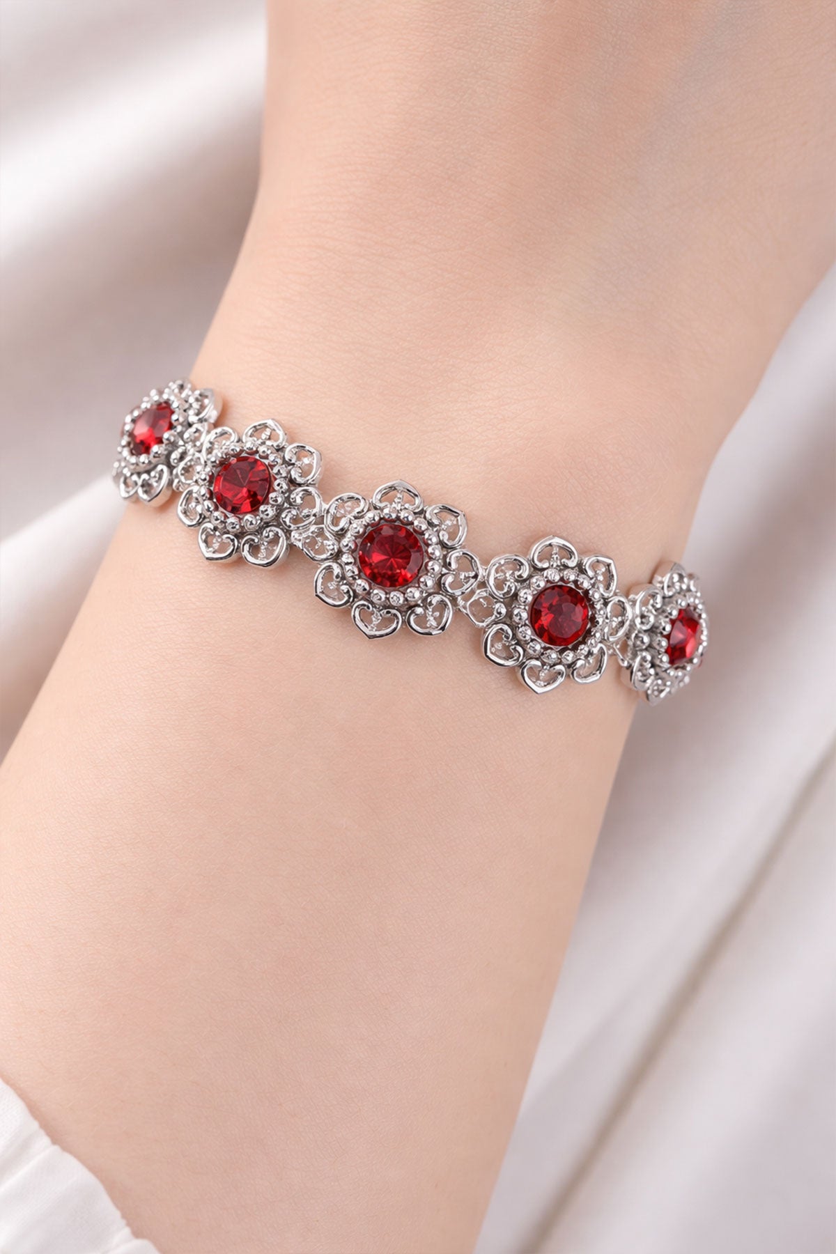 luisia-armband-leandra-mit-herzbl-ten-und-premium-kristallen-siam-dunkelrot image 3