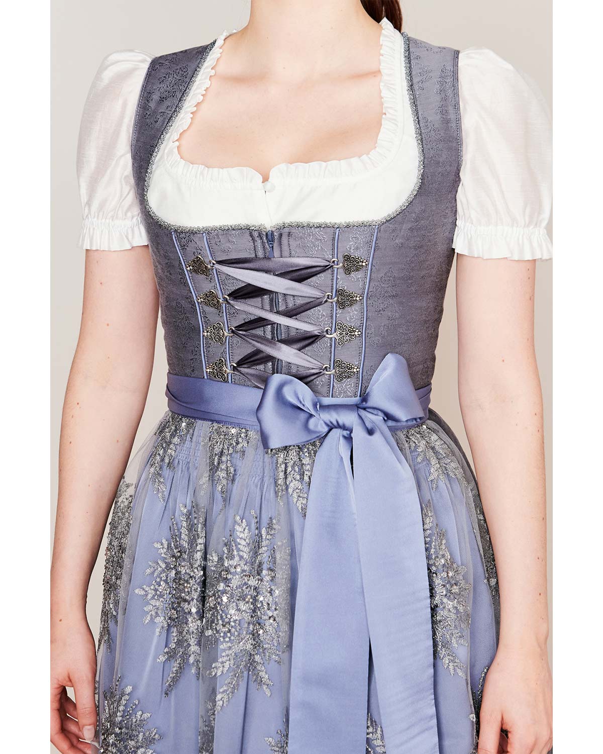 trachtenland-kr-ger-collection-dirndl-alexandra-60cm-mit-spitzensch-rze-grau image 3