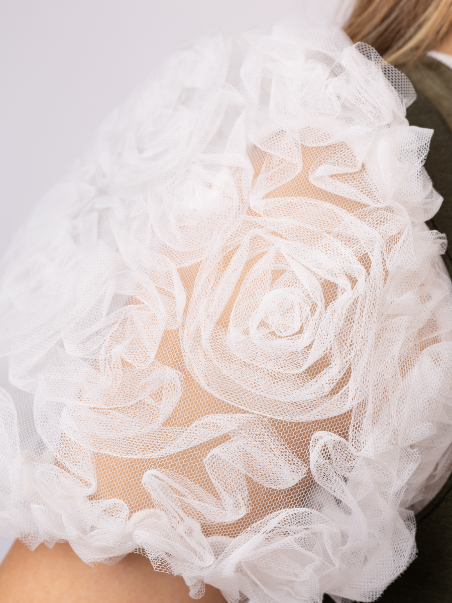 heimatgl-ck-bluse-aurora-dirndlbluse-mit-v-ausschnitt-und-3d-rosen image 3