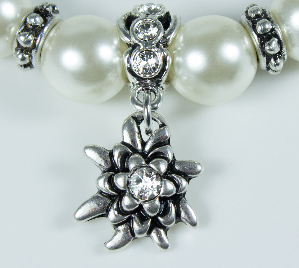 luisia-perlenarmband-sinja-mit-edelwei-anh-nger image 2