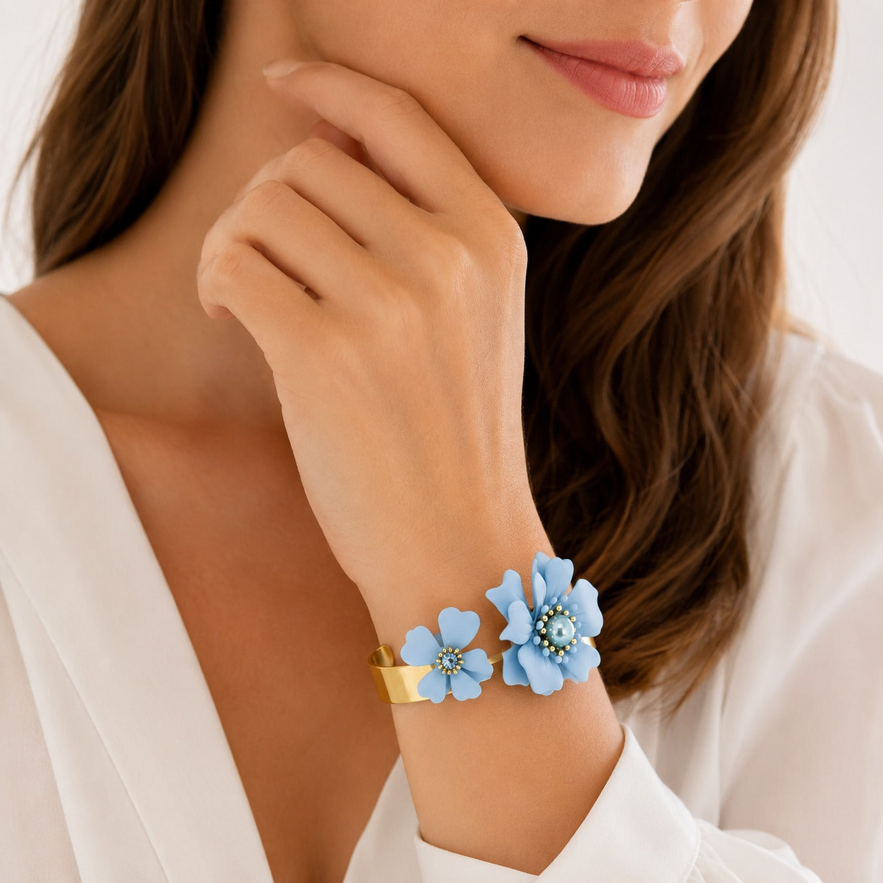 luisia-armreif-nelia-blumen-hellblau-16-karat-vergoldet image 4