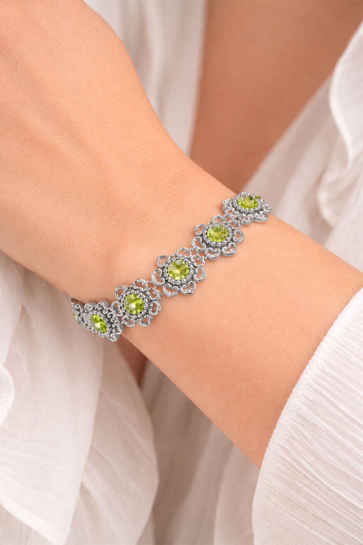 luisia-armband-leandra-mit-herzbl-ten-und-premium-kristallen-peridot-apfelgr-n image 3