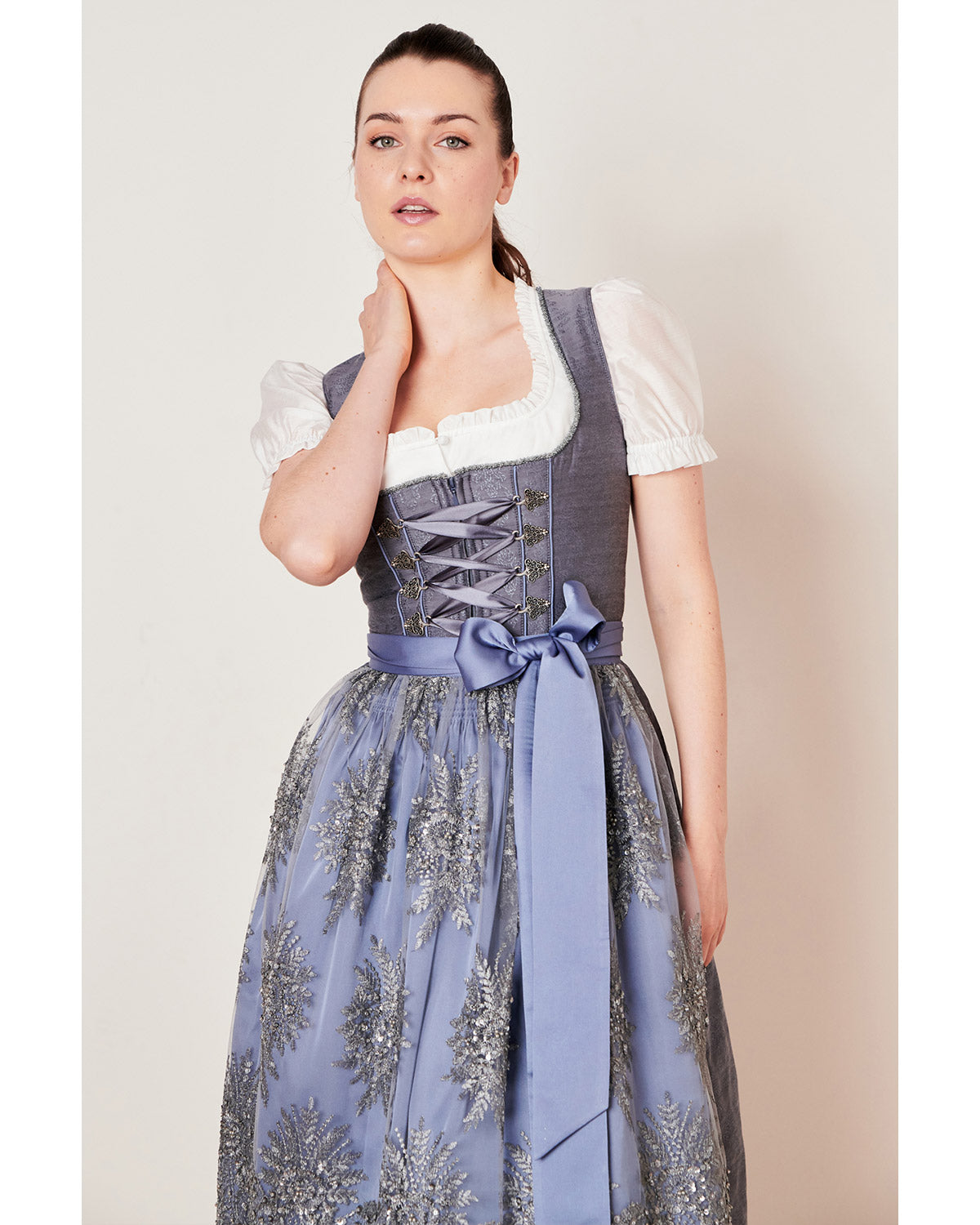 trachtenland-kr-ger-collection-dirndl-alexandra-60cm-mit-spitzensch-rze-grau image 6