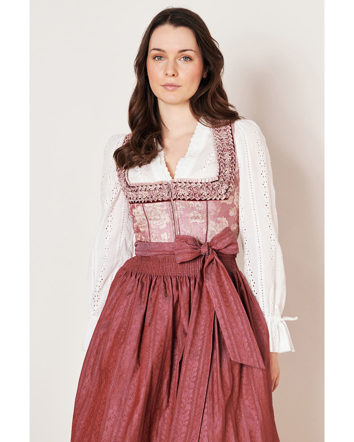 trachtenland-kr-ger-collection-dirndl-clara-112866-beere-70cm image 6
