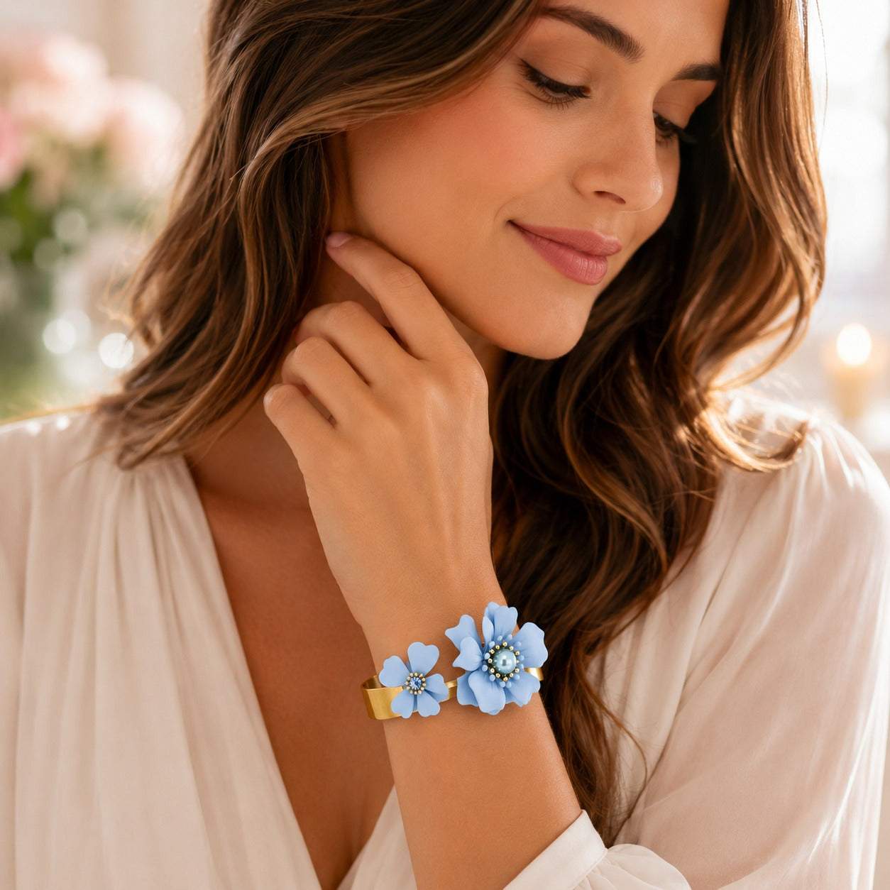 luisia-armreif-nelia-blumen-hellblau-16-karat-vergoldet image 3