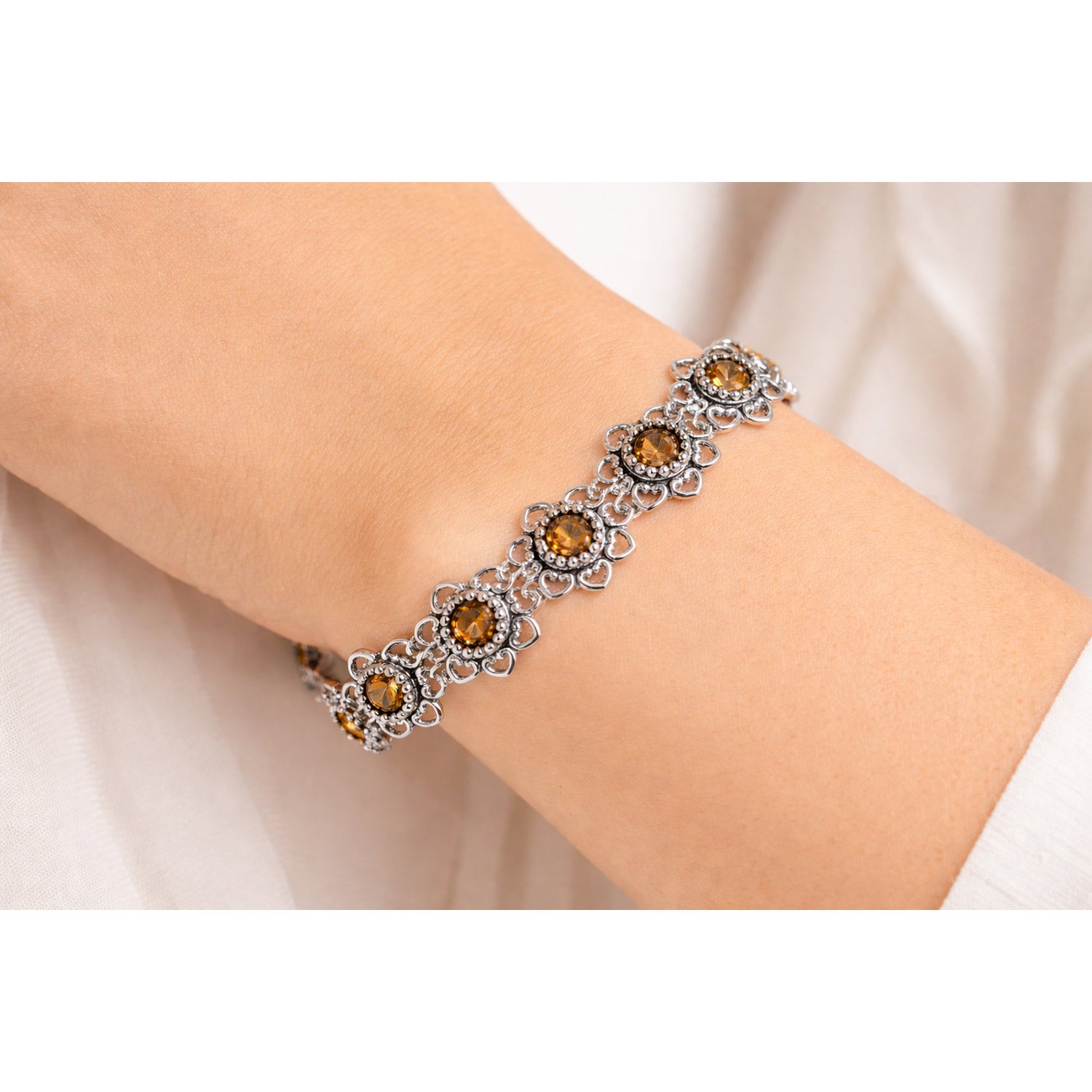 trachtenland-luisia-armband-leandra-herzbl-ten-light-topaz-hellbraun image 4