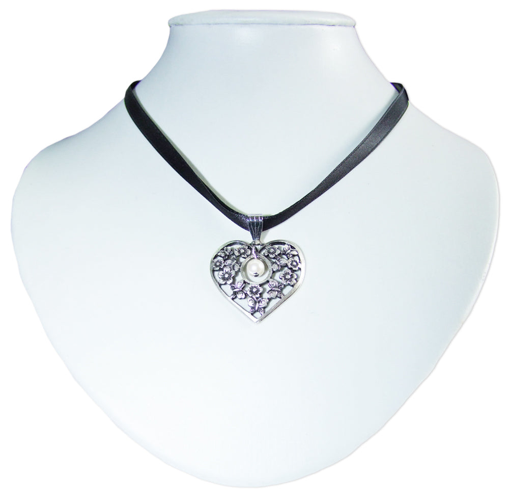 luisia-satin-collier-sue-mit-herz-anh-nger-schwarz image 2