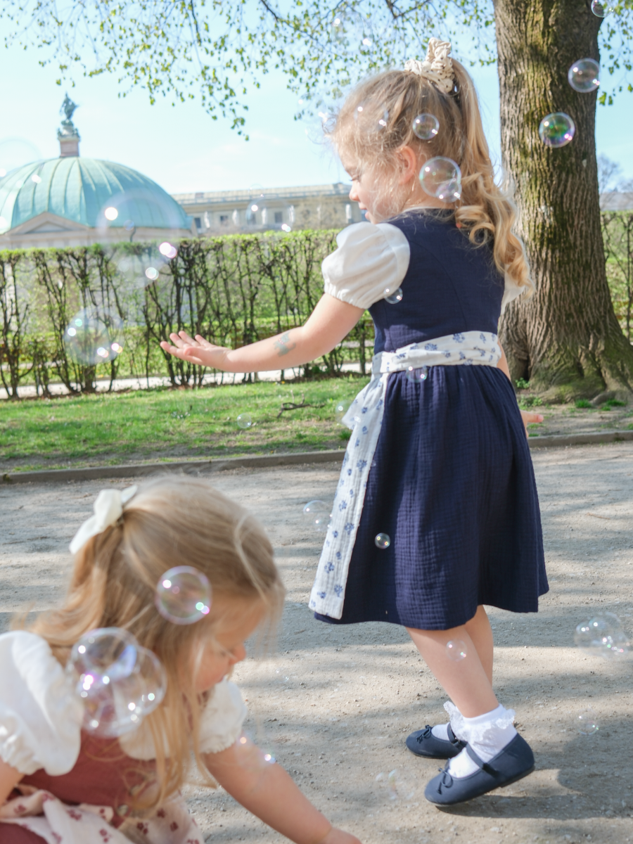 heimatgl-ck-mini-kinderdirndl-mia-marine-musselin image 3