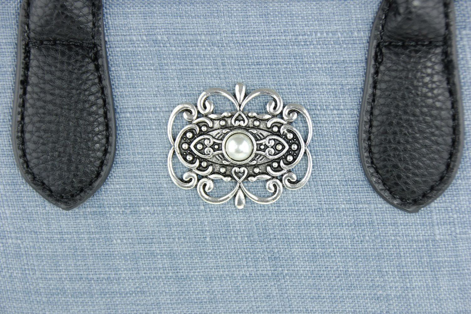 trachtenland-handtasche-katrina-mit-metallapplikation-hellblau image 8