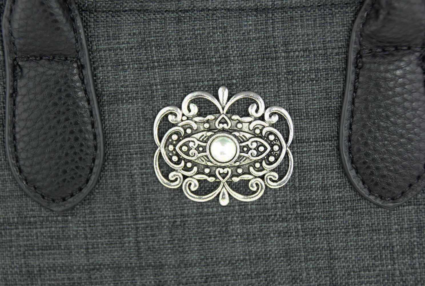 trachtenland-handtasche-katrina-mit-metallapplikation-umh-ngetasche-dunkelgrau image 8