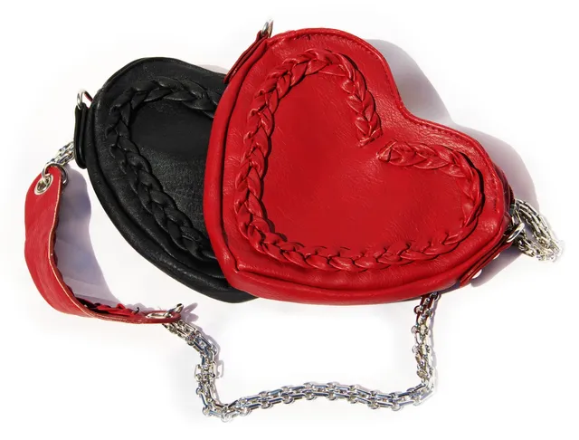 trachten-benkert-herztasche-accessoire-rot-oder-schwarz image 1