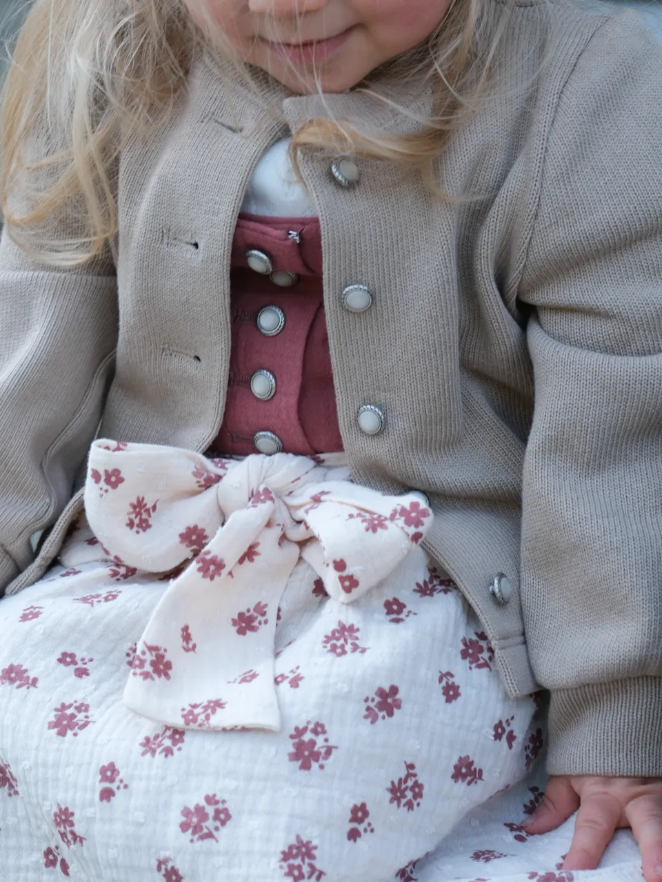heimatgl-ck-kinderstrickjacke-susi-sand-m-dchen-jacke-aus-baumwolle image 1