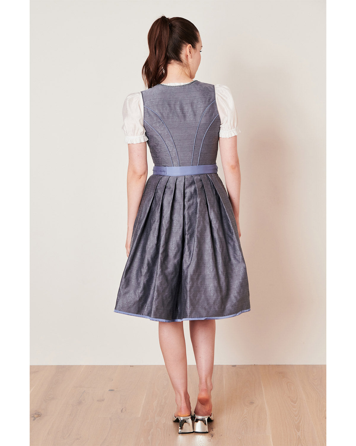 trachtenland-kr-ger-collection-dirndl-alexandra-60cm-mit-spitzensch-rze-grau image 2