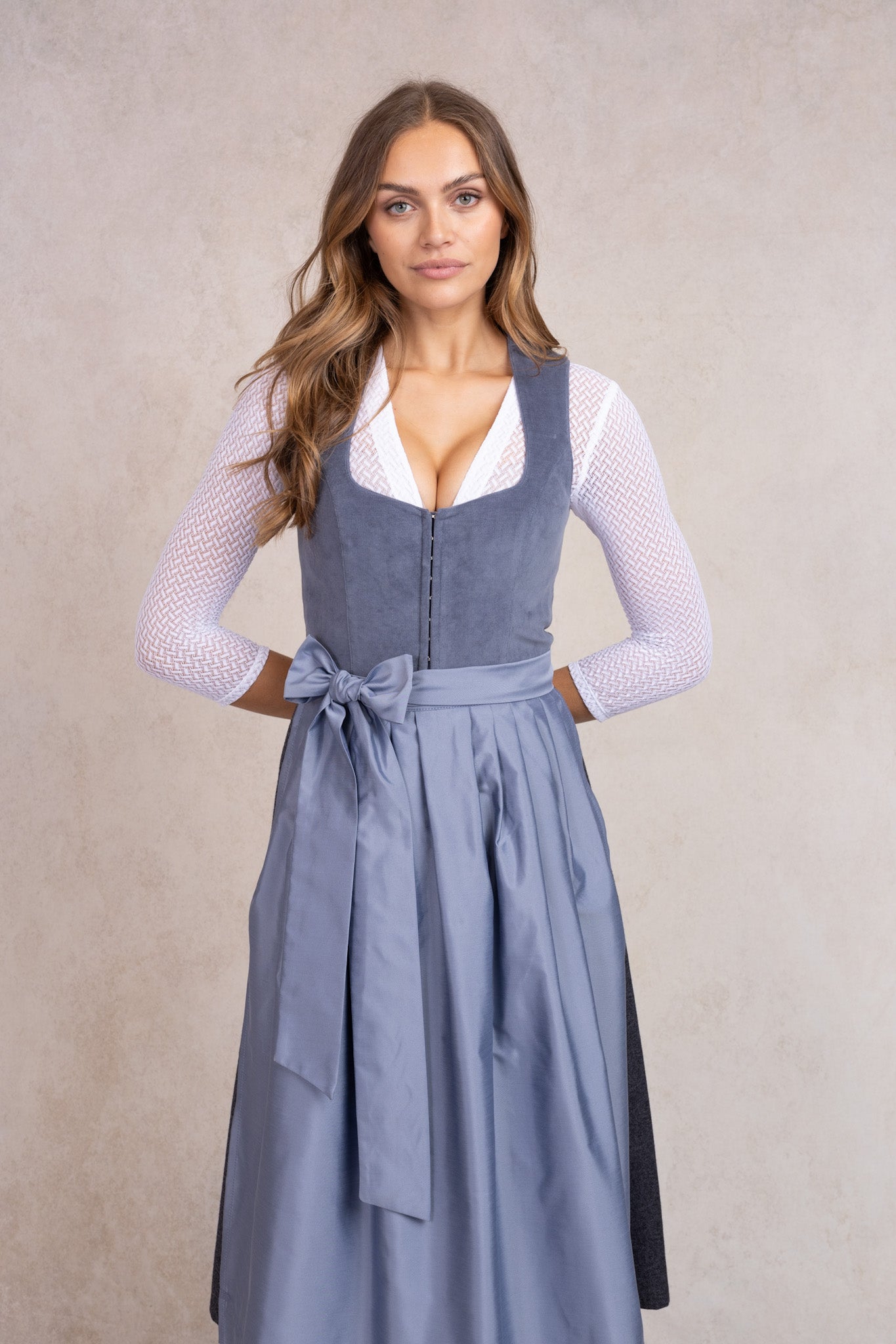 heimatgl-ck-bluse-fanny-wei-damen-spitzenschlupfbluse-v-ausschnitt-langarm image 2