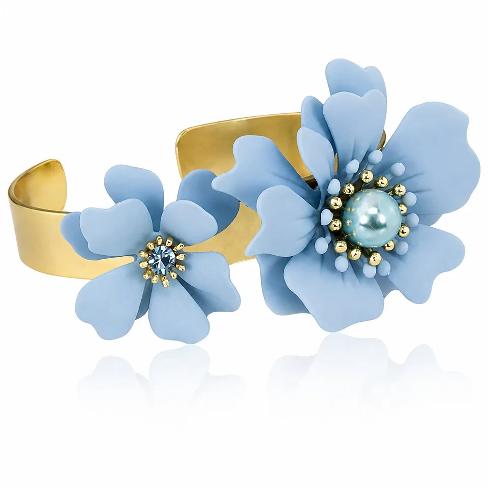 luisia-armreif-nelia-blumen-hellblau-16-karat-vergoldet image 1