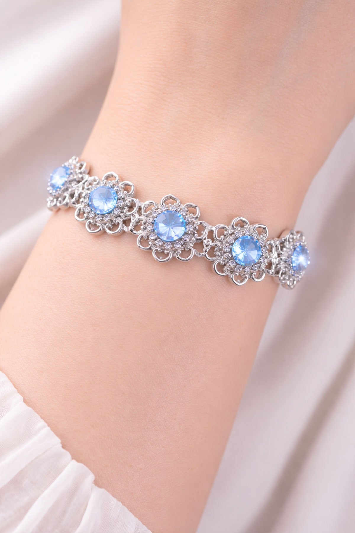 trachtenland-luisia-armband-leandra-herzbl-ten-armband-light-safir-hellblau image 4