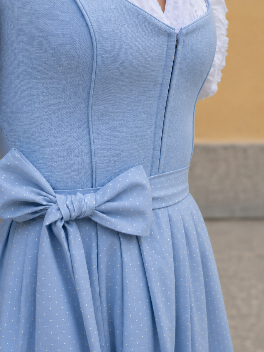 heimatgl-ck-dirndl-ella-hellblau-leinendirndl-mit-herzausschnitt image 4