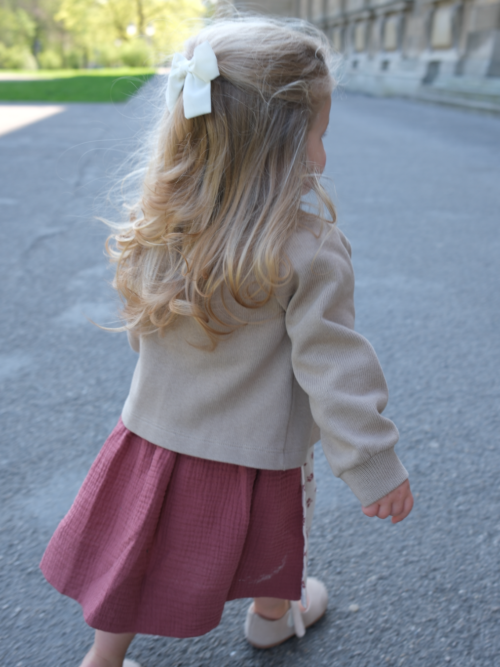 heimatgl-ck-kinderstrickjacke-susi-sand-m-dchen-jacke-aus-baumwolle image 3