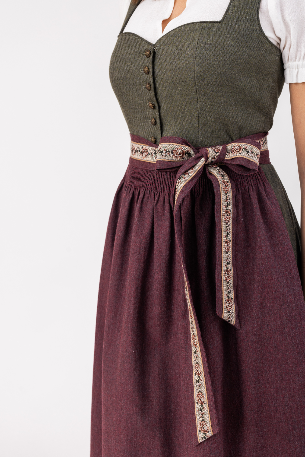 felicitas-dirndl-dasha-olive-herzausschnitt-flanell image 2
