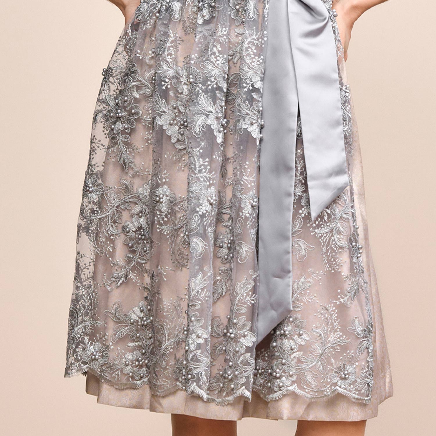 kr-ger-madl-dirndl-kyle-415569-grau-60-cm-samtdirndl image 3
