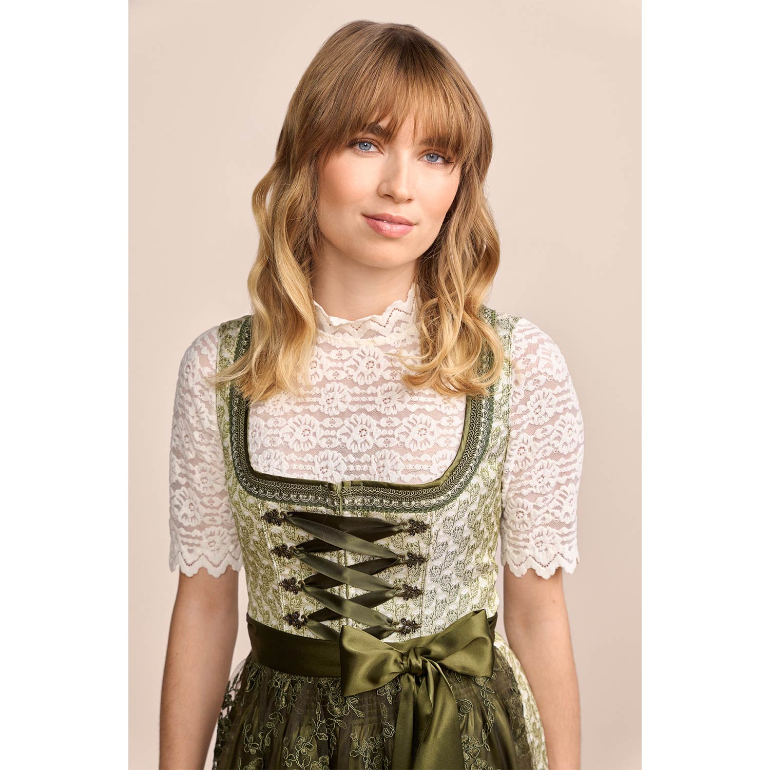 trachtenland-kr-ger-madl-dirndl-brynlee-416869-hellgr-n-50cm image 3