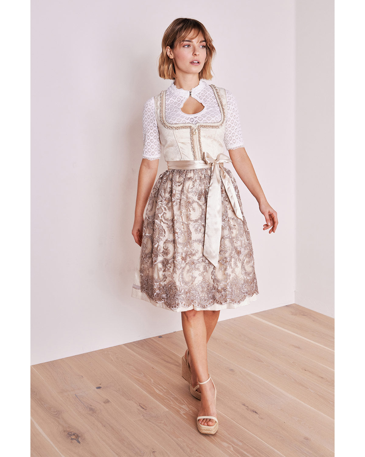 trachtenland-kr-ger-madl-dirndl-fia-416966-mit-spitzensch-rze-natur-60cm image 8