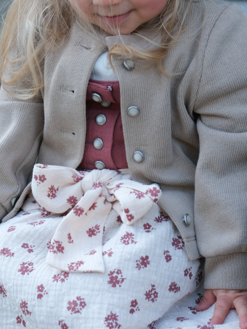 heimatgl-ck-kinderstrickjacke-susi-sand-m-dchen-jacke-aus-baumwolle image 1