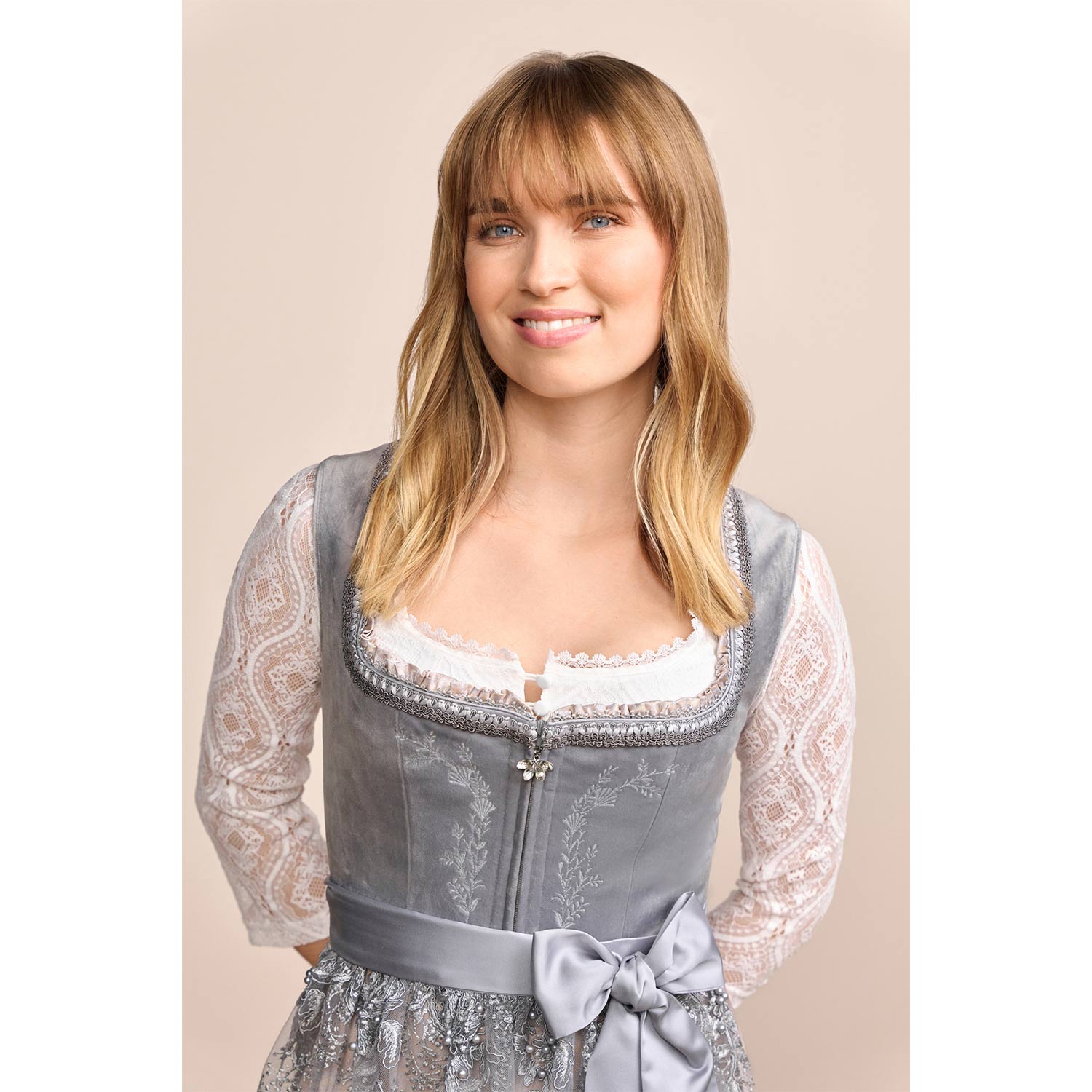 kr-ger-madl-dirndl-kyle-415569-grau-60-cm-samtdirndl image 4