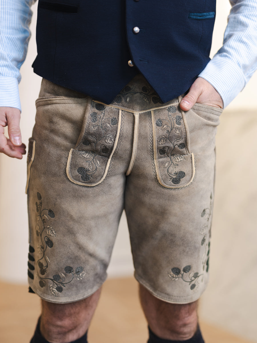 heimatgl-ck-lederhose-holledau-bock-wildbock-herren-kurz image 2