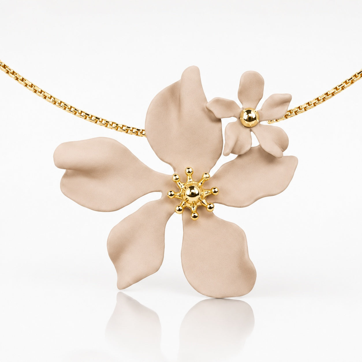 luisia-halskette-nelia-mit-blumen-16-karat-vergoldet-altrosa image 7