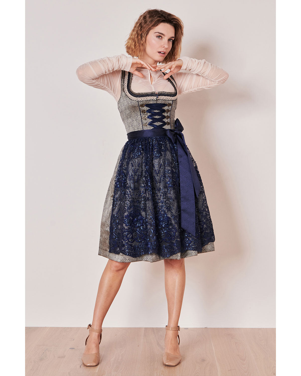 kr-ger-madl-dirndl-isi-mit-spitzensch-rze-60-cm-blau image 7