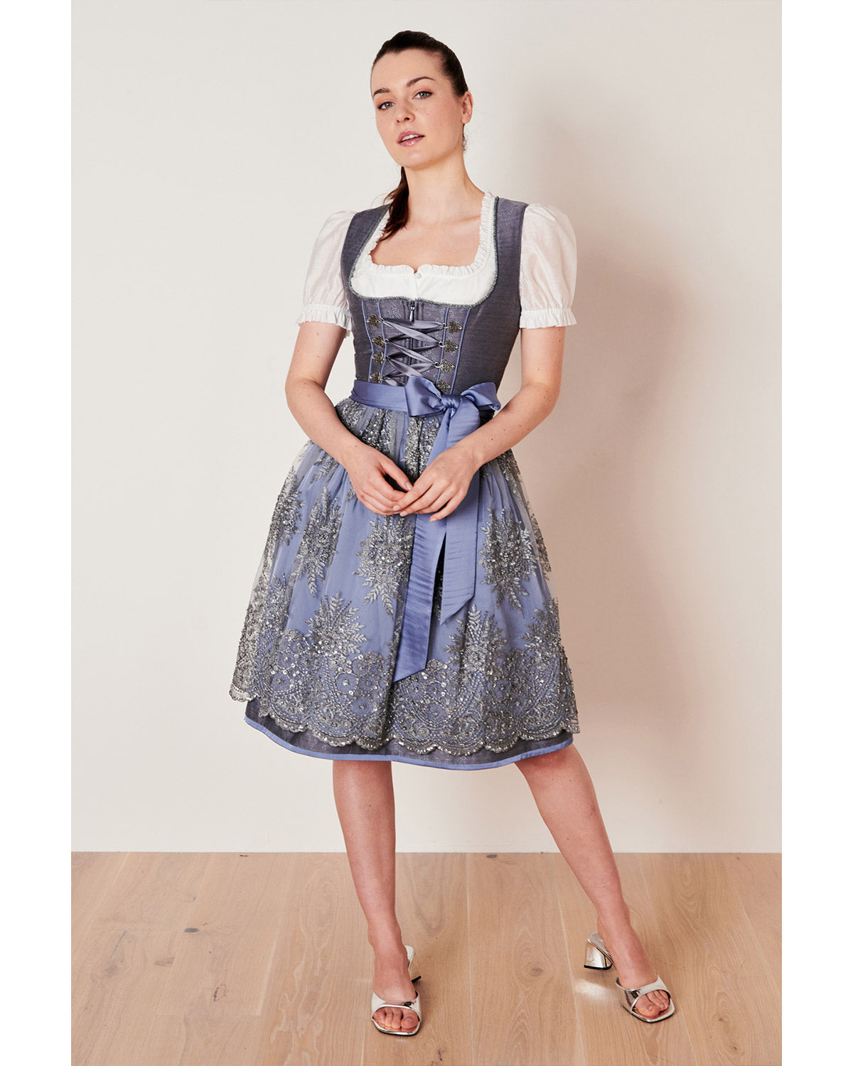 trachtenland-kr-ger-collection-dirndl-alexandra-60cm-mit-spitzensch-rze-grau image 5