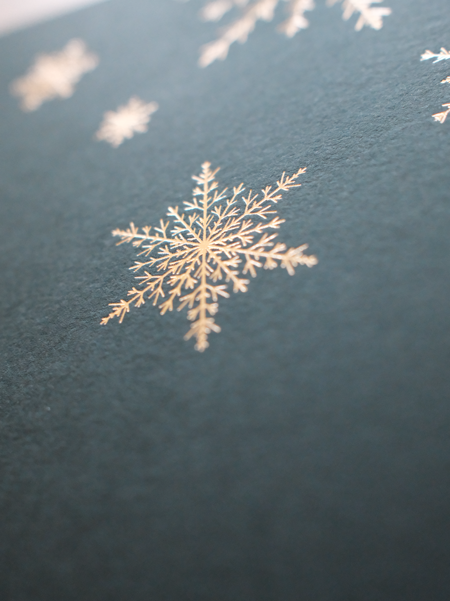 heimatgl-ck-weihnachtskarte-schneeflocken-postkarte-dunkelgr-n-goldfolie image 2